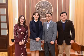 Các đồng chí lãnh đạo Báo Nhân Dân chụp ảnh lưu niệm cùng bà Ogawa Megumi, Trưởng Ban Chính trị Đại sứ quán Nhật Bản. (Ảnh: BÙI GIANG)