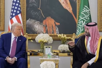 Thái tử Saudi Arabia Mohammed bin Salman Al Saud trao đổi cùng Tổng thống Mỹ Donald Trump, ngày 13/5/2025. (Ảnh: The White House)