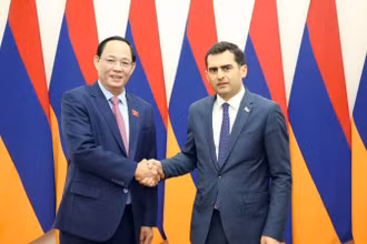 Phó Chủ tịch Quốc hội Trần Quang Phương gặp Phó Chủ tịch thứ nhất Quốc hội Armenia Hakob Arshakyan. (Ảnh: TTXVN)