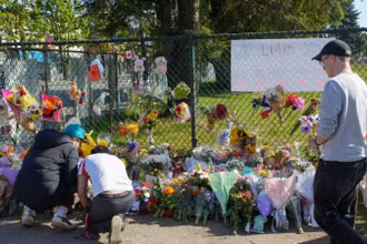 Người dân đặt hoa gần hiện trường vụ lao xe vào đám đông ở Vancouver, tỉnh British Columbia, Canada, ngày 27/4/2025. (Ảnh: Tân Hoa xã)