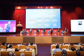 Các chuyên gia trao đổi tại Hội thảo khoa học quốc tế "50 năm thống nhất đất nước: Vai trò kiến tạo hòa bình của ngoại giao trong lịch sử và hiện tại”. (Ảnh: Giang Hồng)