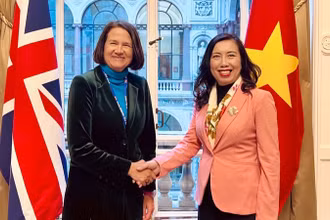 Thứ trưởng Ngoại giao Lê Thị Thu Hằng gặp Quốc vụ khanh Bộ Ngoại giao Anh Catherine West. (Ảnh: Bộ Ngoại giao)