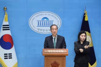 Ông Han Duck-soo, cựu Thủ tướng Hàn Quốc, tham dự cuộc họp báo tại Quốc hội ở Seoul, ngày 2/5/2025. (Ảnh: Tân Hoa xã)