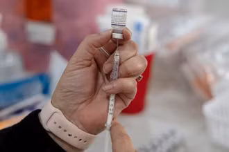 Một nhân viên y tế chuẩn bị liều vaccine Covid-19 tại điểm tiêm chủng ở San Antonio, bang Texas, Mỹ, ngày 9/1/2022. (Ảnh: Tân Hoa xã)