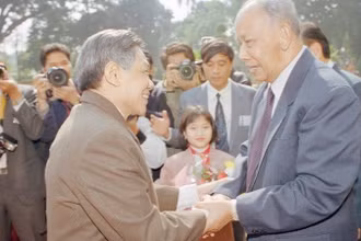 Tổng Bí thư Lê Khả Phiêu đón Chủ tịch Đảng, Chủ tịch nước Lào Khamtay Siphandone thăm hữu nghị chính thức Việt Nam, năm 1999. (Ảnh: TTXVN)