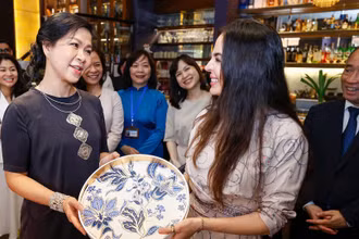 Bà Ngô Phương Ly, Phu nhân Tổng Bí thư Tô Lâm, đã tiếp bà Leyla Aliyeva, Phó Chủ tịch Quỹ Heydar Aliyev đang có chuyến công tác tại Việt Nam. (Ảnh: BNG)