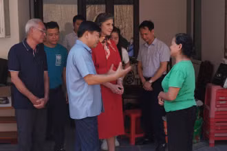 Lãnh đạo các đơn vị trung ương, địa phương và UNDP bàn giao ngôi nhà mới cho bà Bùi Thị Tập. (Ảnh: UNDP)