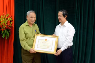 Bộ trưởng Nguyễn Kim Sơn tặng Bằng khen cho ông Nguyễn Huy Kỳ. 