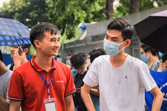 Cán bộ làm công tác thi hướng dẫn thí sinh đến tập trung chiều ngày 14/7