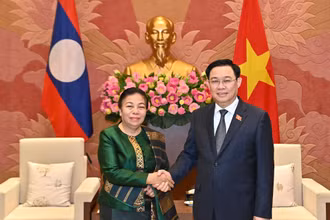Chủ tịch Quốc hội Vương Đình Huệ và Phó Chủ tịch Quốc hội Lào Sounthon Xayachak tại buổi tiếp. (Ảnh: DUY LINH)