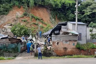 Chính quyền địa phương huy động lực lượng tổ chức dỡ bỏ căn nhà bị sập, hỗ trợ gia đình nạn nhân tìm kiếm, bảo quản tài sản còn lại sau vụ sập nhà. Ảnh: TTXVN