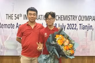 Phan Xuân Hành, học sinh lớp 12 Hóa, Trường trung học phổ thông chuyên Hà Tĩnh (bên phải ) cùng thầy giáo chủ nhiệm.