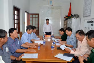 Chủ tịch UBND tỉnh Bình Thuận Lê Tuấn Phong chỉ đạo các đơn vị khẩn trương tìm kiếm tàu cá bị mất liên lạc trên biển.