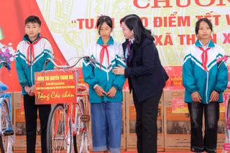 Đồng chí Nguyễn Thanh Hải, Bí thư Tỉnh ủy Thái Nguyên tặng xe đạp cho học sinh nghèo xã Thần Xa và huyện Võ Nhai.