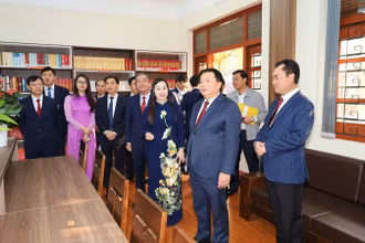 Đồng chí Nguyễn Xuân Thắng thăm cơ sở vật chất của Trường Chính trị tỉnh Thái Nguyên.