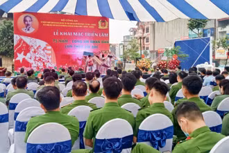 Đại diện Bộ Công an, tỉnh Thái Nguyên và đông đảo cán bộ, chiến sĩ lực lượng công an dự khai mạc triển lãm.