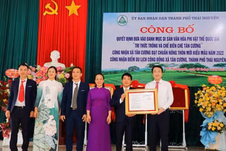 Lãnh đạo tỉnh Thái Nguyên trao quyết định công nhận di sản văn hóa phi vật thể quốc gia “Tri thức trồng và chế biến chè Tân Cương”.