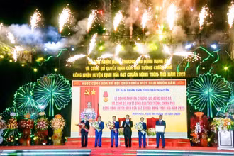 Lãnh đạo tỉnh Thái Nguyên trao quyết định của Thủ tướng Chính phủ công nhận Định Hóa đạt chuẩn nông thôn mới.