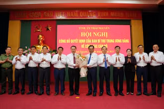 Các đồng chí Thường trực, Ban Thường vụ Tỉnh ủy Thái Nguyên chúc mừng đồng chí Phó Bí thư Tỉnh ủy Nguyễn Huy Dũng.