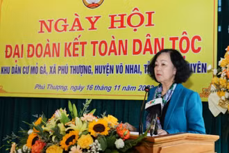 Đồng chí Trương Thị Mai phát biểu ý kiến tại Ngày hội Đại đoàn kết toàn dân khu dân cư Mỏ Gà.