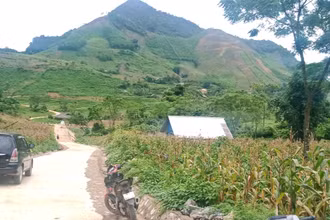 Tuyến đường bê-tông chắc chắn vừa được hoàn thiện bao quanh Bản Tèn, thôn thuộc diện khó khăn nhất tỉnh Thái Nguyên.