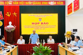 Ông Nguyễn Văn Thời, Chủ tịch Ủy ban Đoàn kết Công giáo Việt Nam tỉnh Thái Nguyên (người đứng) thực sự là cầu nối hiệu quả giữa cấp ủy, chính quyền với giáo dân trên địa bàn.
