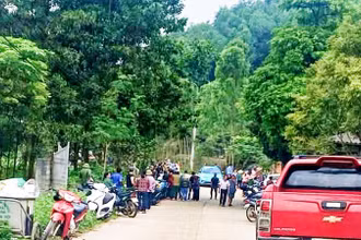 Lực lượng chức năng tiến hành điều tra vụ nổ tại nhà ông M. ở xóm 8, xã Phúc Tân, thành phố Phổ Yên.