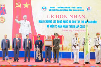Thừa ủy quyền của Chủ tịch nước, Thứ trưởng Công an Trần Quốc Tỏ trao Huân chương Lao động hạng Ba tặng Công ty.