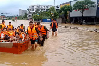 Hỗ trợ người dân trong lũ do ảnh hưởng của bão số 3 ở Thái Nguyên. (Ảnh: THẾ BÌNH)