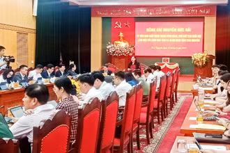 Lãnh đạo tỉnh Thái Nguyên báo cáo Phó Chủ tịch Quốc hội tình hình phát triển kinh tế-xã hội, thi hành pháp luật trên địa bàn.