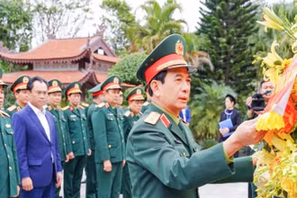 Đại tướng Phan Văn Giang dâng hoa tưởng niệm Chủ tịch Hồ Chí Minh.