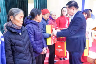 Đồng chí Nguyễn Trọng Nghĩa tặng quà hộ nghèo trên địa bàn huyện Phú Bình, tỉnh Thái Nguyên.
