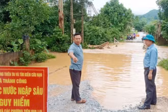 Chính quyền xã Thành Công, thành phố Phổ Yên chỉ đạo lực lượng canh gác, không cho người, phương tiện lưu thông qua các đoạn đường bị ngập.
