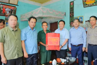 Đồng chí Nguyễn Xuân Thắng thăm, tặng quà ông Nguyễn Văn Hiển, thương binh, sinh sống tại tổ 14, phường Túc Duyên, thành phố Thái Nguyên.