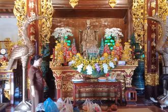Tượng Hoàng đế Lý Nam Đế, người lập nước Vạn Xuân năm 544 được đặt ở vị trí trang trọng nhất trong đền thờ.