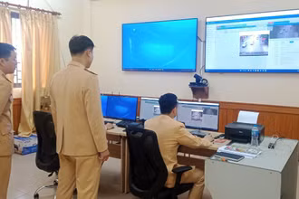 Cảnh sát giao thông thành phố Thái Nguyên theo dõi vi phạm trật tự giao thông qua hệ thống camera.