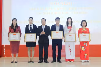 Giáo sư, Tiến sĩ Phạm Hồng Quang trao giấy khen cho những nhà khoa học tiêu biểu của Đại học Thái Nguyên.