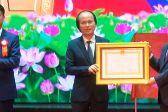 Đồng chí Đỗ Văn Chiến trao Huân chương Lao động hạng Nhì cho Trường Đại học Y-Dược Thái Nguyên.