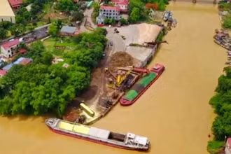 Bến thủy nội địa Thắng Lá ở cảng Đa Phúc bị tạm dừng hoạt động vì bốc dỡ hàng hóa không được phép.