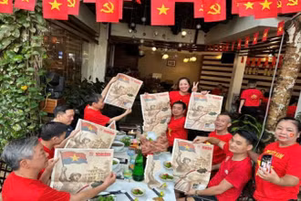 Một số cựu chiến binh tham gia chiến dịch Hồ Chí Minh, nay cư trú ở phường Hoàng Văn Thụ, thành phố Thái Nguyên đón nhận ấn phẩm đặc biệt của Báo Nhân Dân.