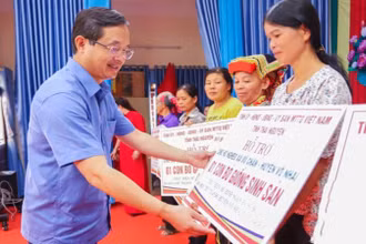 Lãnh đạo tỉnh Thái Nguyên trao 10 bò cái sinh sản tặng hộ nghèo ở xã Vũ Chấn, huyện Võ Nhai.
