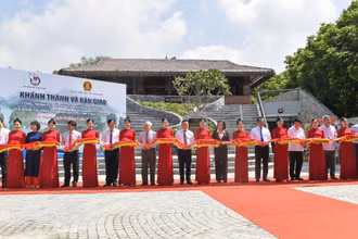 Các đại biểu cắt băng khánh thành, bàn giao di tích Trường dạy làm báo Huỳnh Thúc Kháng.