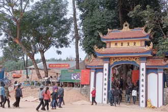 Du khách chiêm bái đền Đá Thiên.