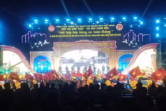 Nhiều tiết mục văn nghệ đặc sắc ca ngợi Đại thắng mùa Xuân năm 1975 được trình diễn tại chương trình.