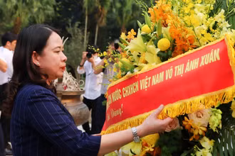 Quyền Chủ tịch nước Võ Thị Ánh Xuân dâng hoa tưởng niệm Chủ tịch Hồ Chí Minh tại ATK Định Hóa.