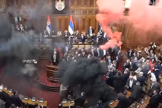 [Video] Ném pháo sáng và lựu đạn khói trong phiên họp quốc hội Serbia