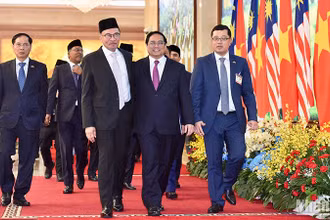 Thủ tướng Phạm Minh Chính và Thủ tướng Malaysia Anwar Ibrahim đến dự Lễ ký kết văn kiện hợp tác.