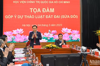 Chủ tịch Quốc hội Vương Đình Huệ dự tọa đàm góp ý dự thảo Luật Đất đai (sửa đổi). (Ảnh: Duy Linh)