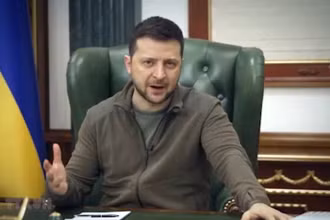 Tổng thống Ukraine Volodymyr Zelensky phát biểu tại một cuộc họp ở Kiev. (Ảnh: AFP/TTXVN)