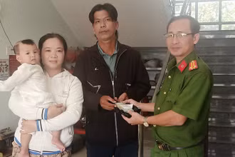 Đại diện Công an huyện U Minh Thượng, tỉnh Kiên Giang trao trả lại số tiền cho người đánh rơi mà ông Lê Văn Tổng nhặt được, mang trình báo Công an, ngày 4/1. 